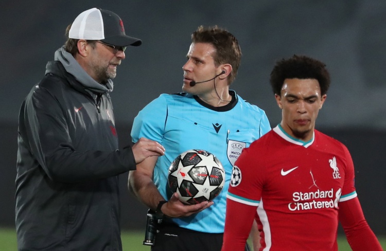 [NBA]詹姆斯助攻 东契奇三分应声入网